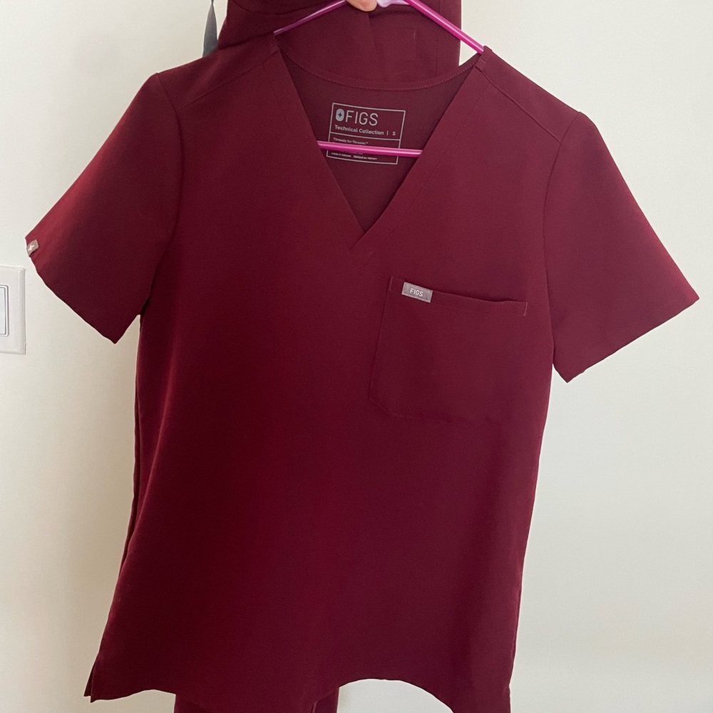 Figs Burgundy scrub set- size small